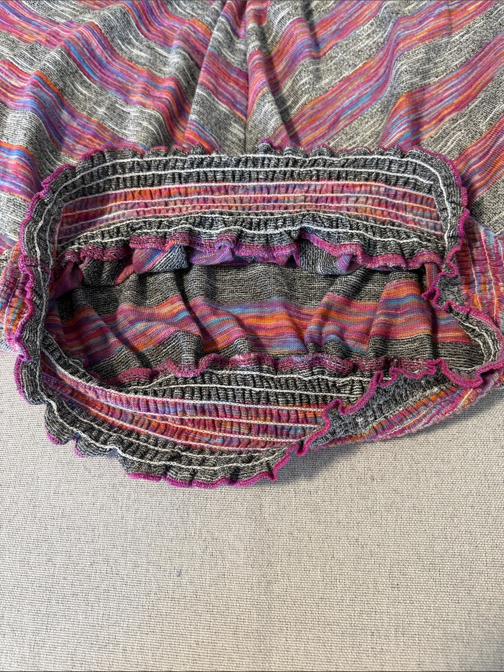 Almost Famous Striped Heathered V-Neck Women’s Top in Gray and Pink SZL - Picture 13 of 15
